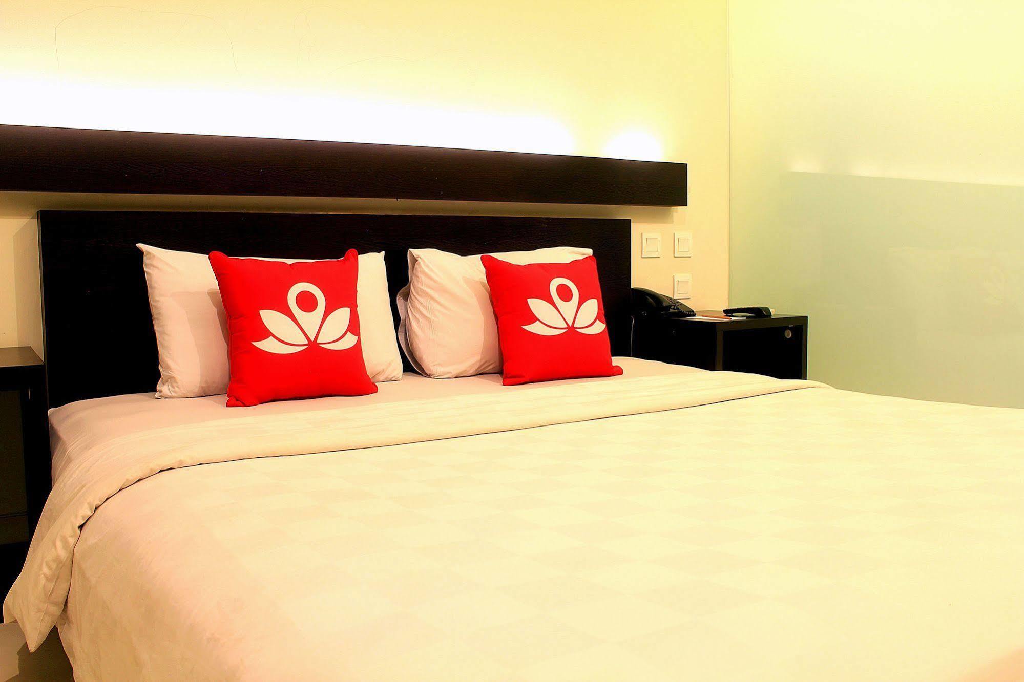 Zen Premium Setrawangi Raya Hotel Бандунг Екстериор снимка