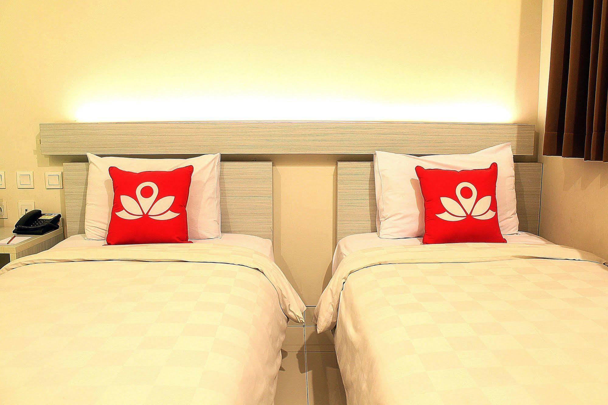 Zen Premium Setrawangi Raya Hotel Бандунг Екстериор снимка