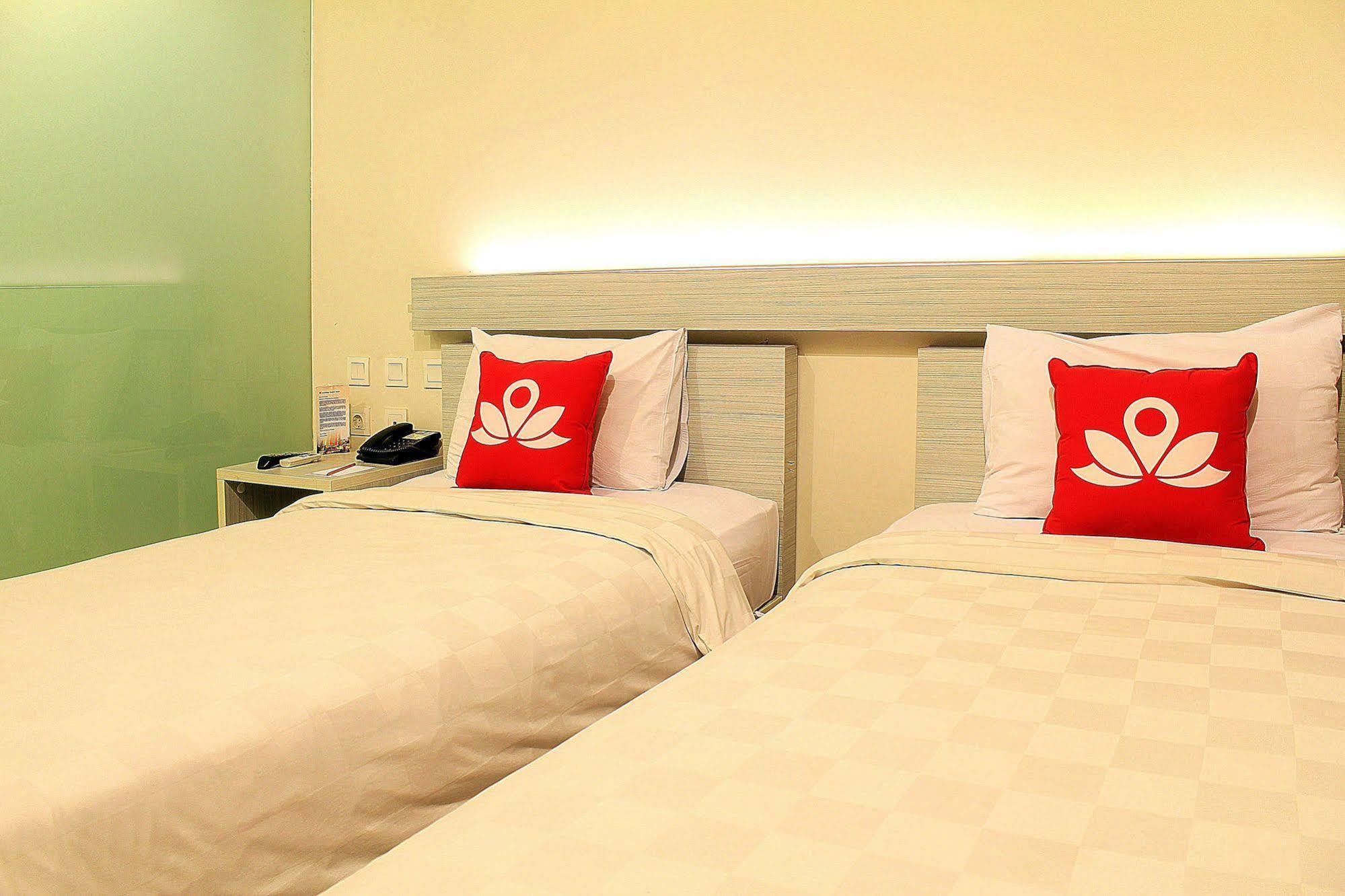 Zen Premium Setrawangi Raya Hotel Бандунг Екстериор снимка