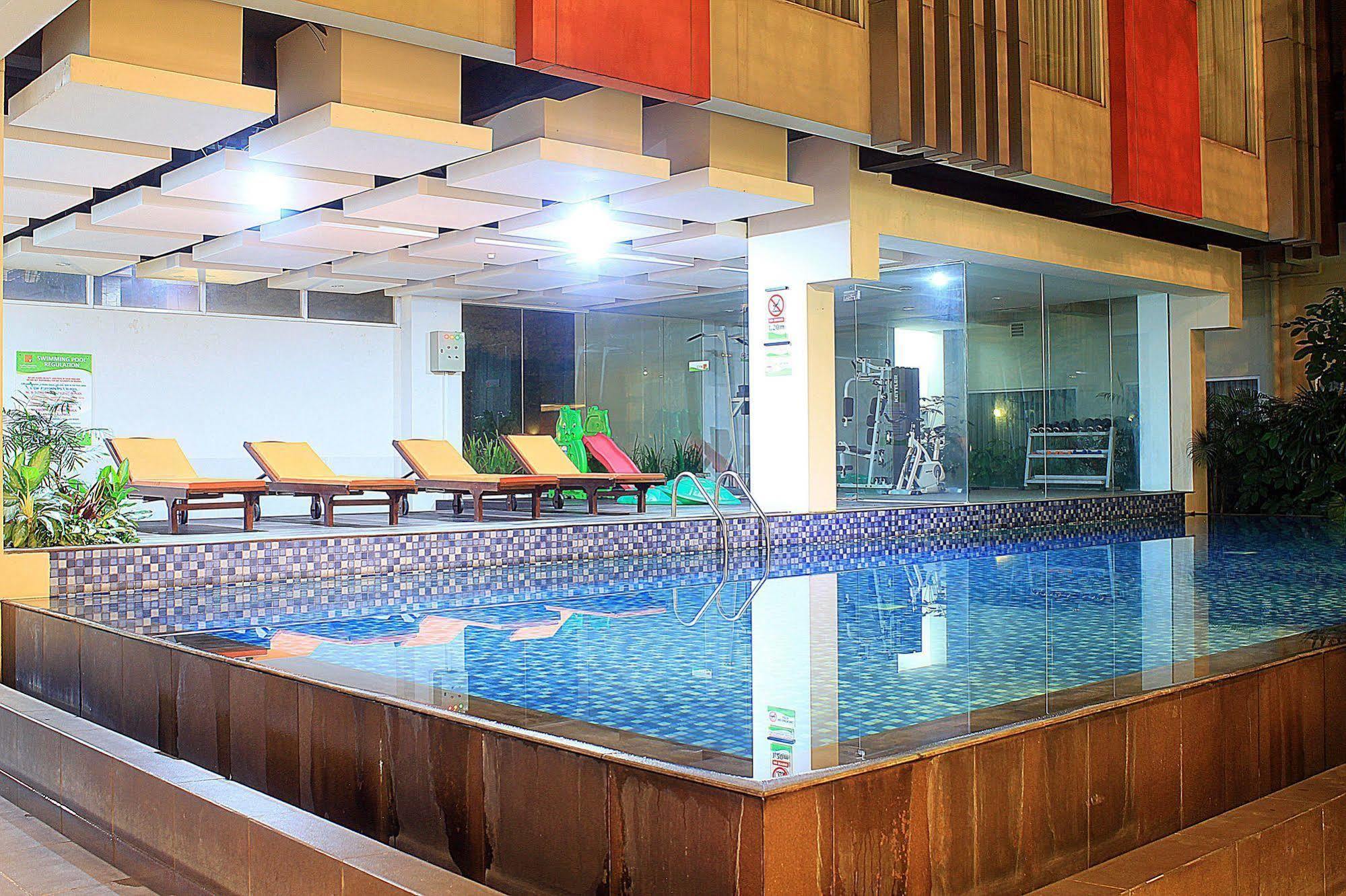 Zen Premium Setrawangi Raya Hotel Бандунг Екстериор снимка