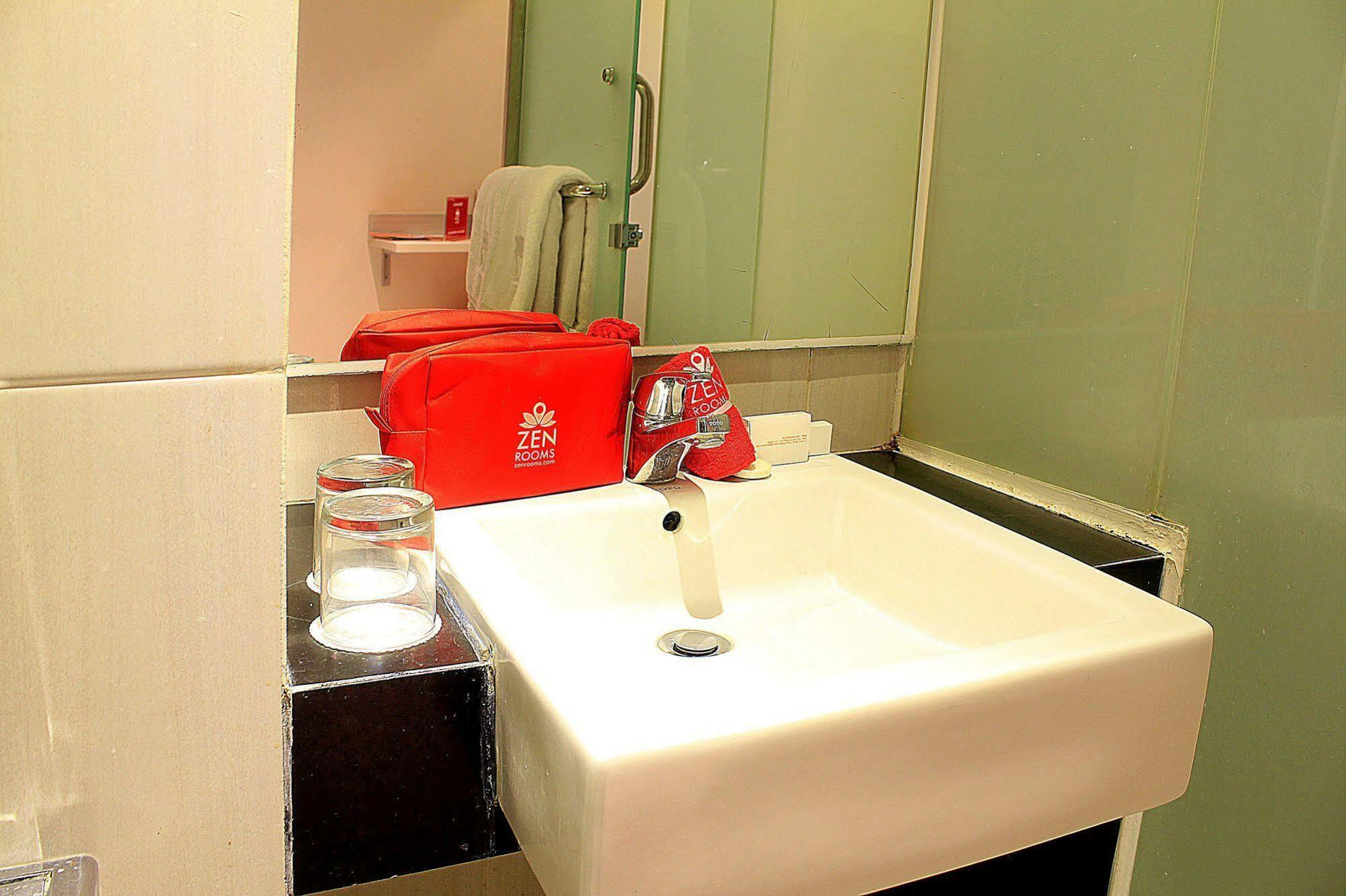 Zen Premium Setrawangi Raya Hotel Бандунг Екстериор снимка